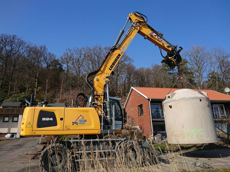 Betongtanken lyfts in med Liebherr-grävmaskinen