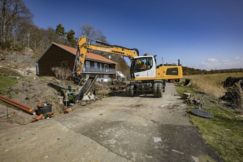 Grävmaskinen vid huset under arbetet