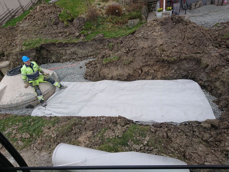 Geotextil läggs ut över makadambädden